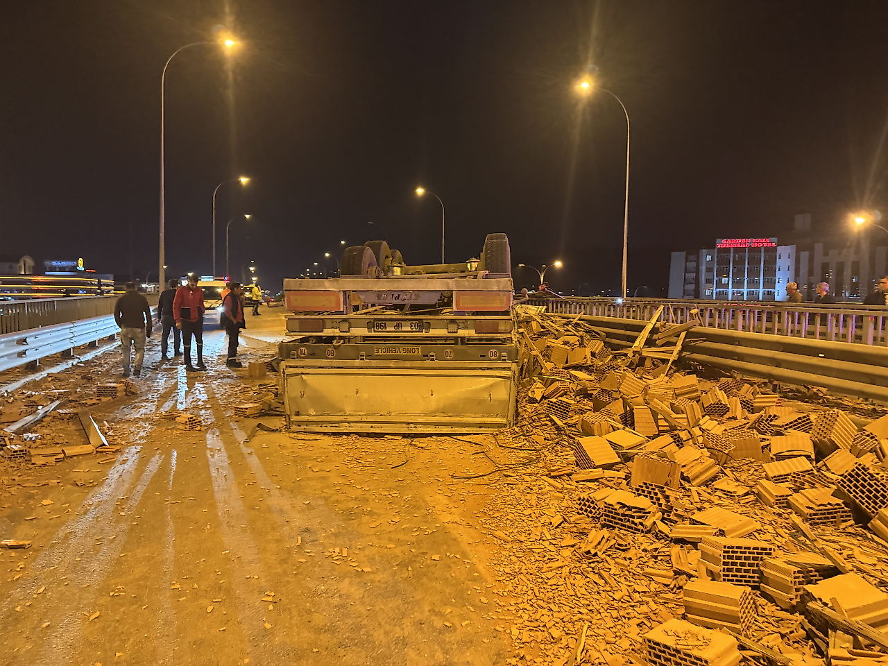 İzmir yolunda zincirleme kaza: 1 ölü, 7 yaralı