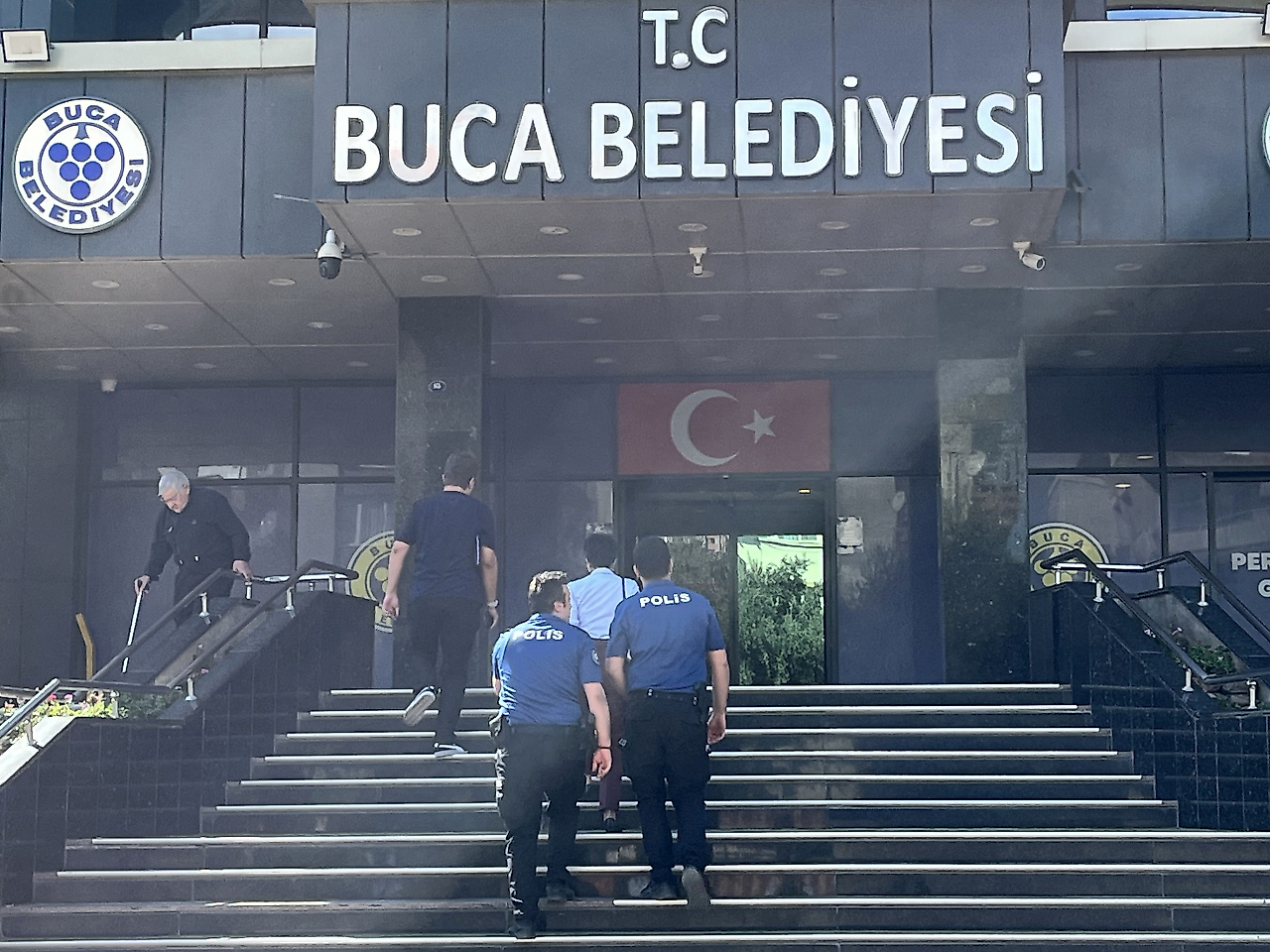 Buca Belediyesi'ne 150 milyon liralık haciz işlemi: İcra ekipleri binada