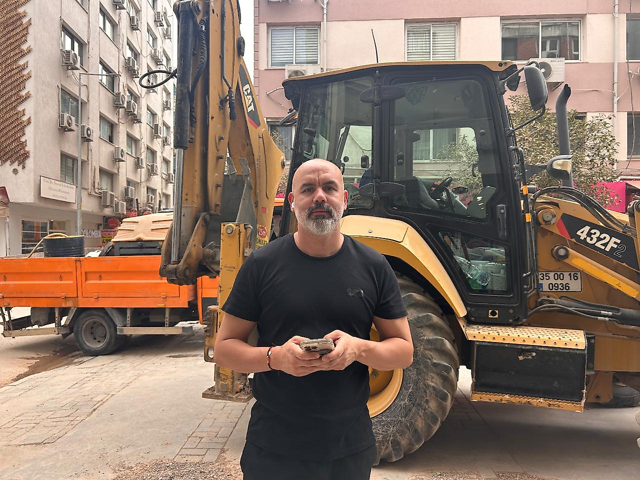 Alsancak'ta kazılar esnafı vurdu: Kazanç yok, gider çok!