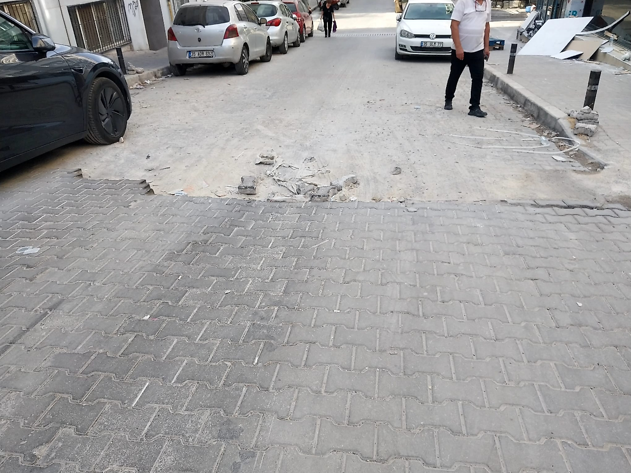 Kazılıp unutulan yola 'cana kast' tepkisi: Mahalleli isyan etti!