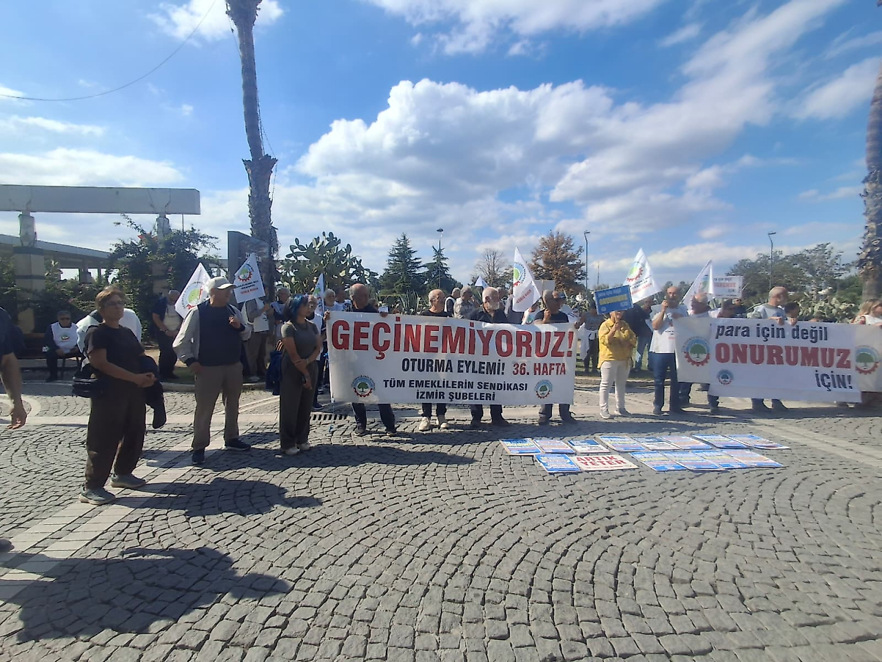 İzmir'de emeklilerden 36'ncı hafta eylemi: Geçinemiyoruz