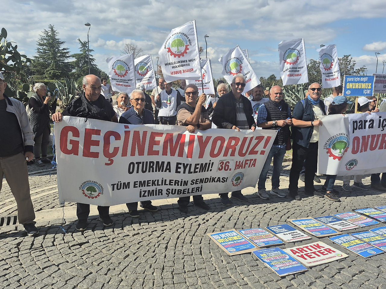 İzmir'de emeklilerden 36'ncı hafta eylemi: Geçinemiyoruz