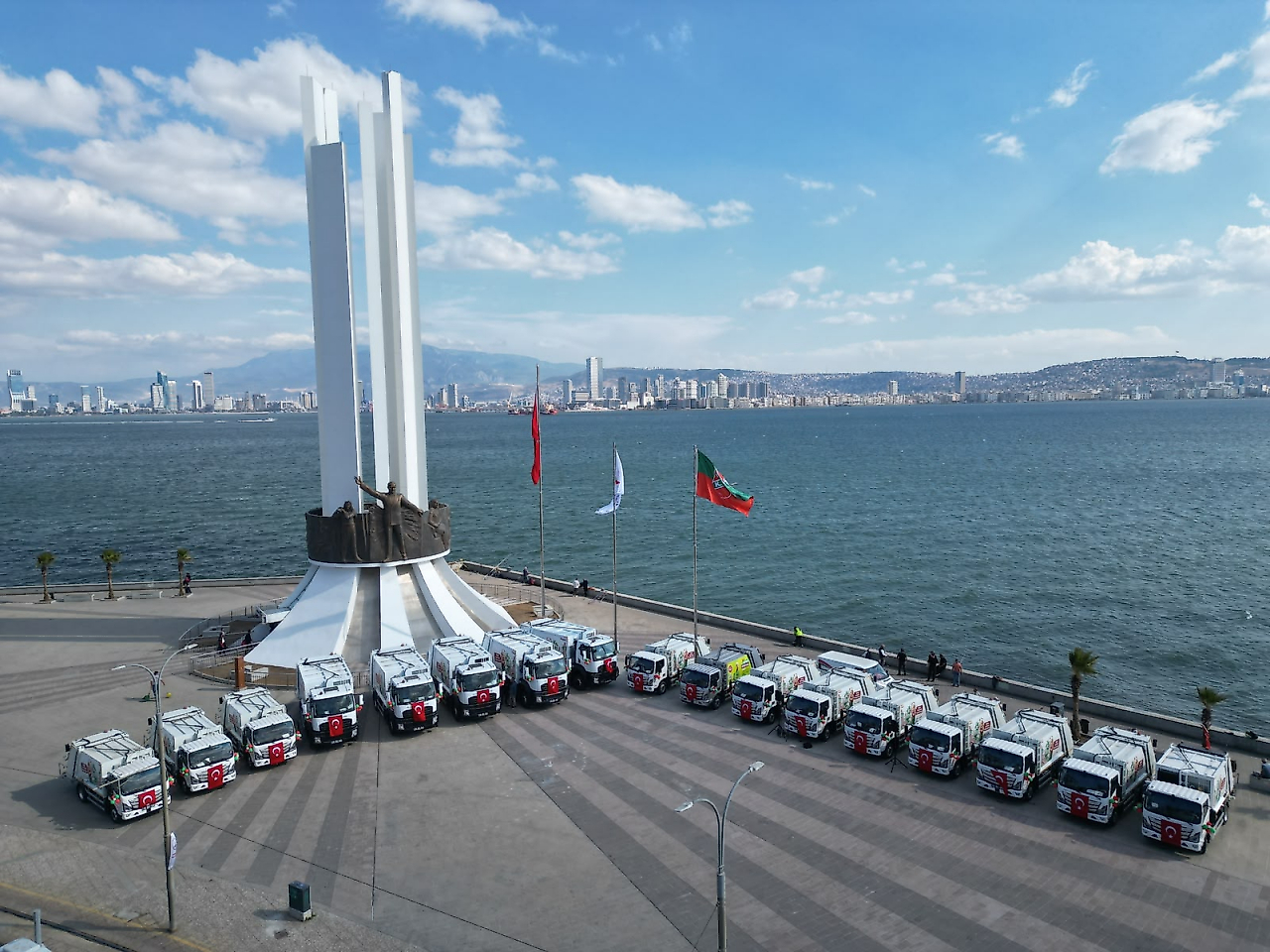 Karşıyaka Belediyesi filosuna 17 yeni çöp kamyonu kattı