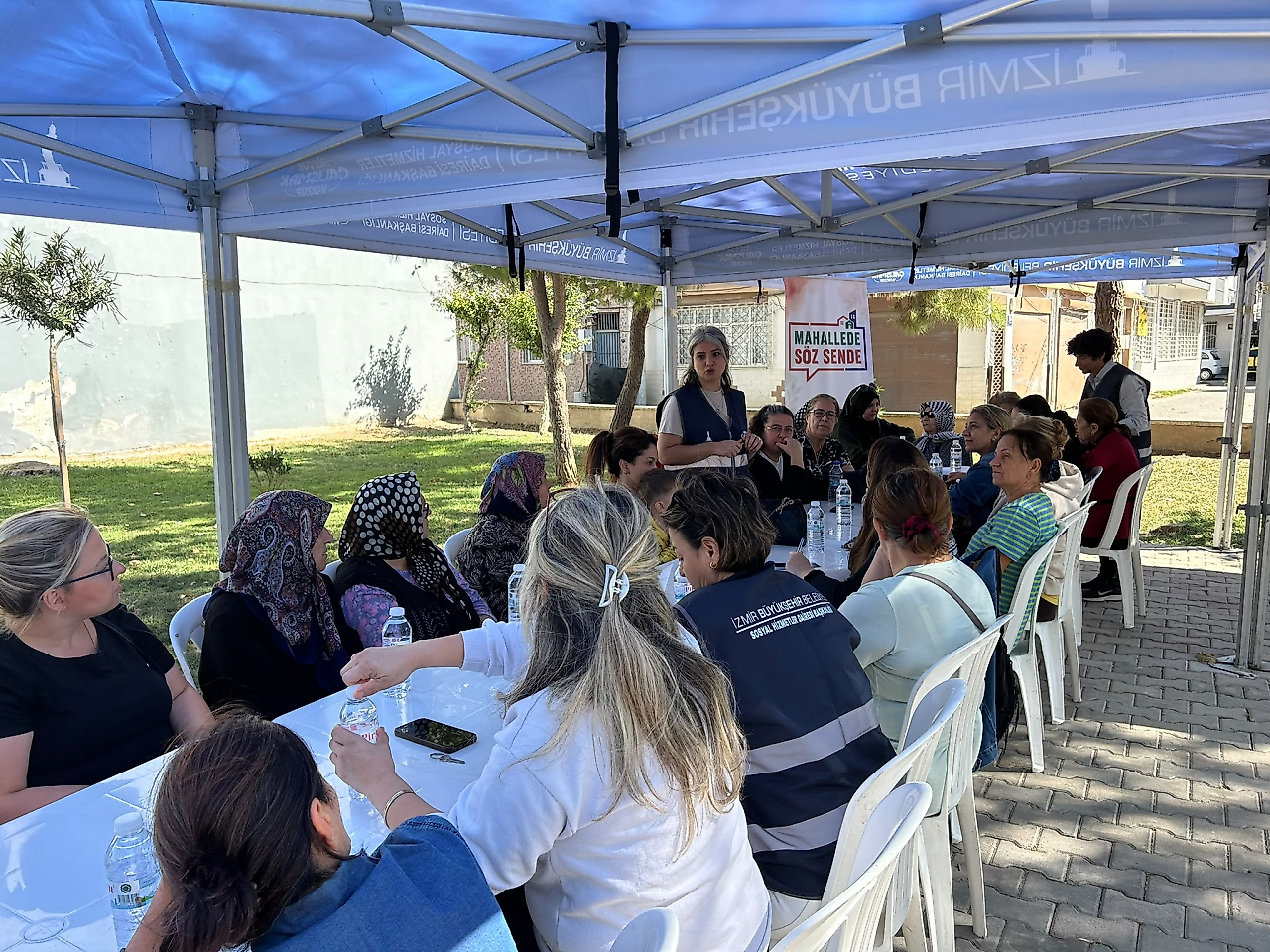 İzmir'de mahalle sakinleri sorunlarını anlattı: Talepler tek tek kaydedildi