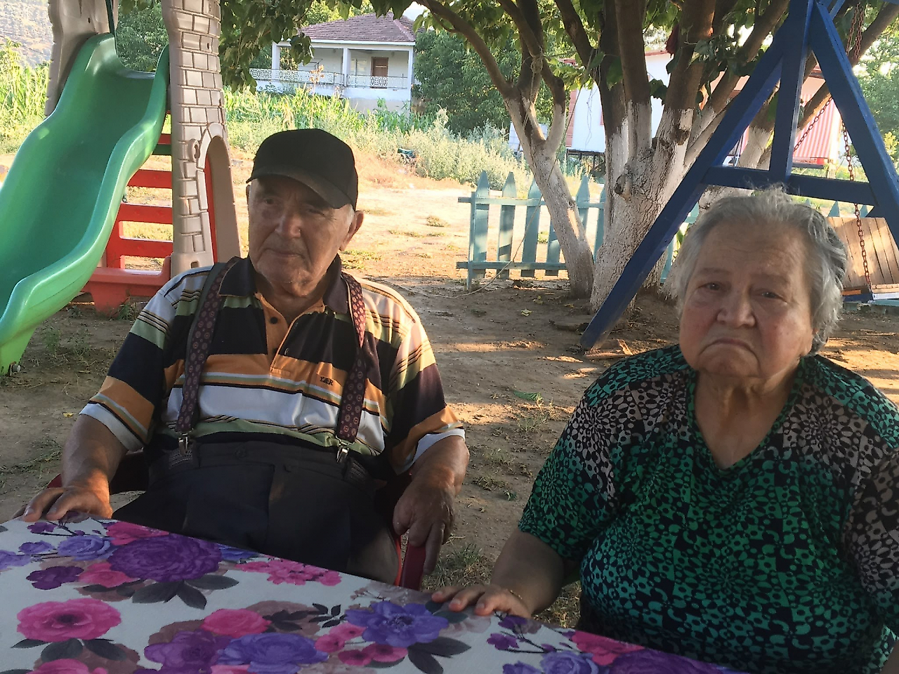İzmir'de 68 yıllık aşk ayağa kaldırdı: Yürüyemeyen adam eşini görünce koşarcasına yanına gitti