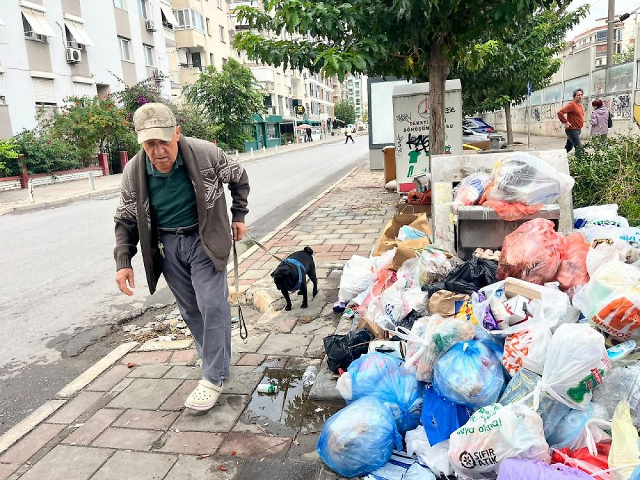 Karşıyaka'da çöp krizi büyüyor: Sokaklarda atıklar birikti