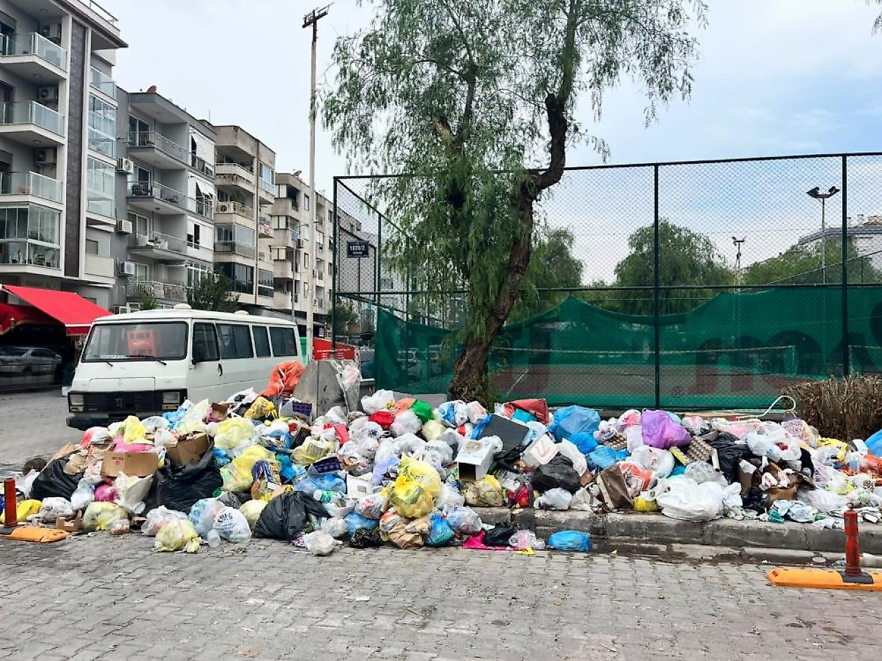 Karşıyaka'da çöp krizi büyüyor: Sokaklarda atıklar birikti