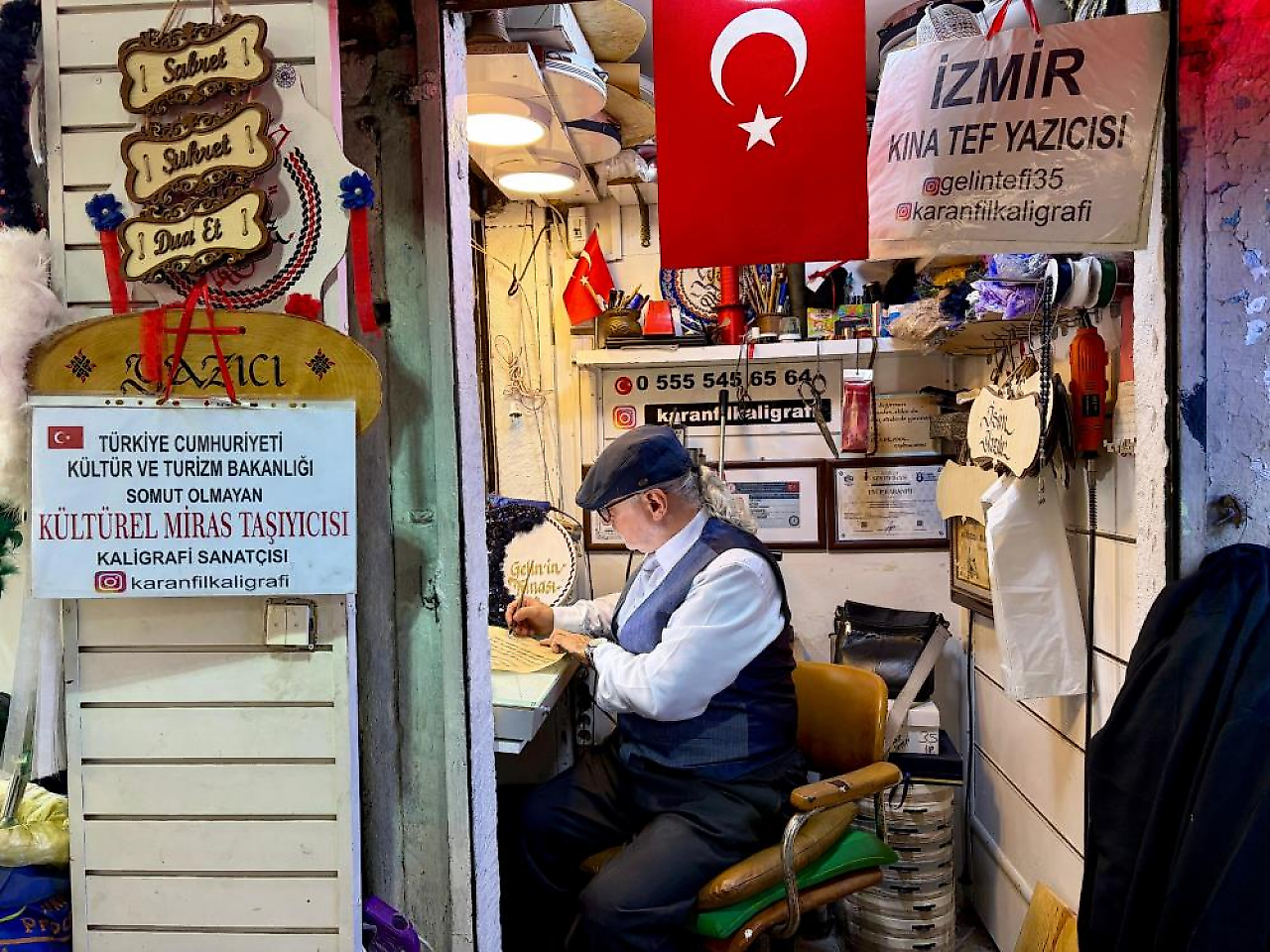 İzmir Kemeraltı'nda kaligrafi ustası oldu: Sanatını gençlere öğretiyor
