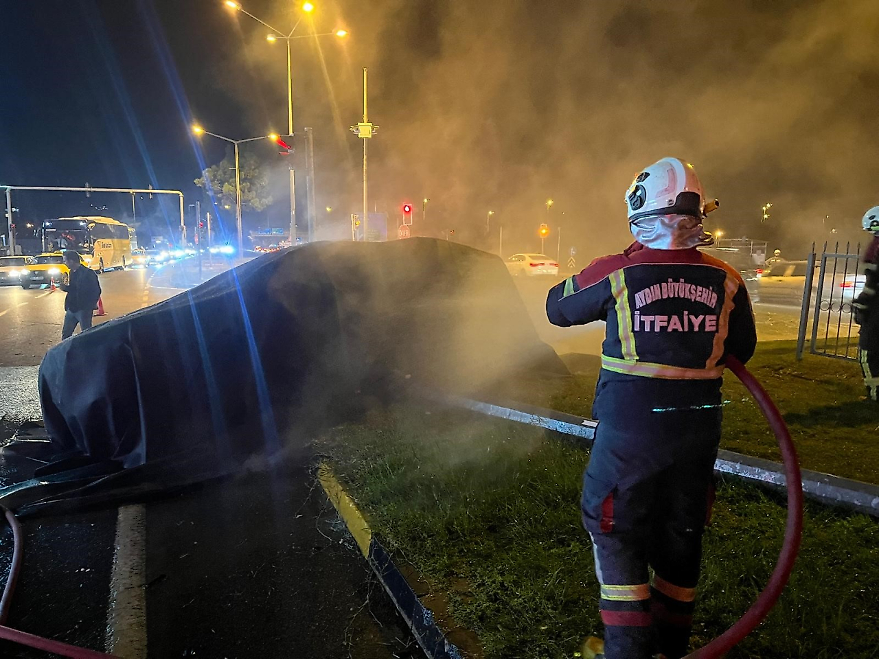 Aydın'da tırla çarpışan elektrikli otomobil yandı: Yangın 3 saatte söndürüldü
