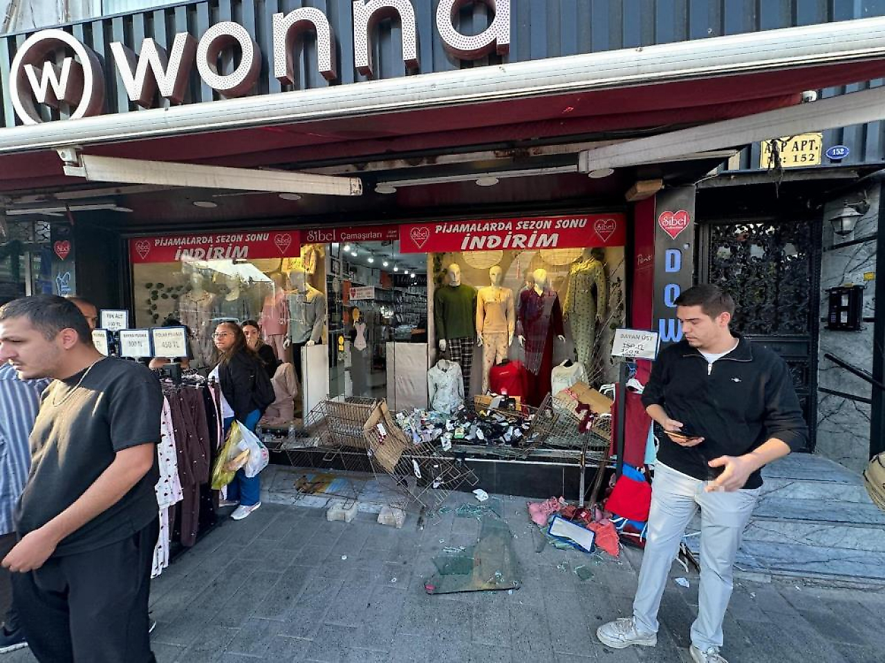 İzmir Konak'ta otomobil iş yerine çarptı: Kaza kamerada