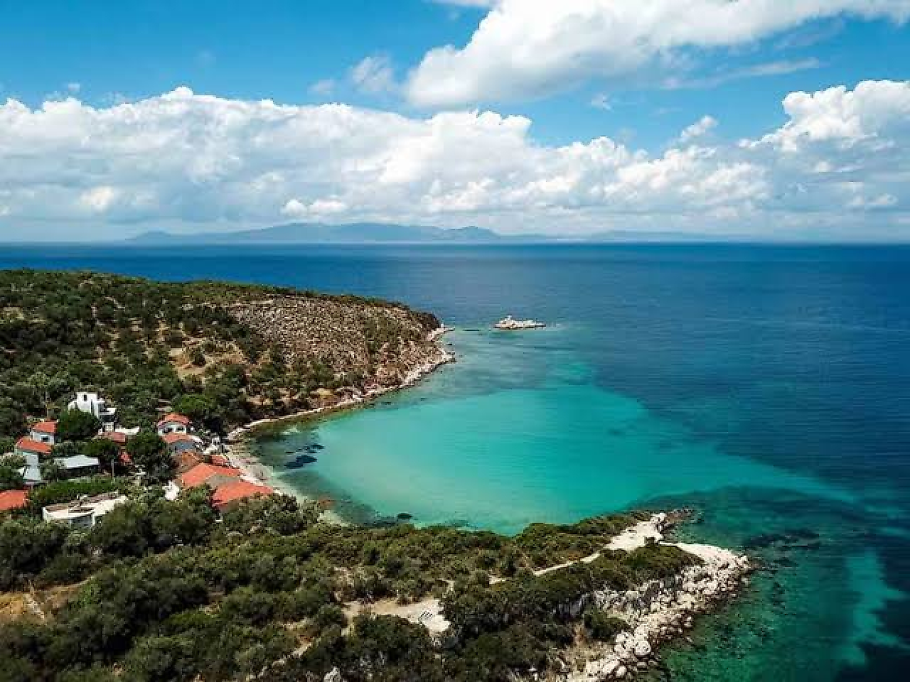 Zindancık Koyu Kamp Alanı: Dikili'nin Saklı Cenneti ve Turkuaz Denizi