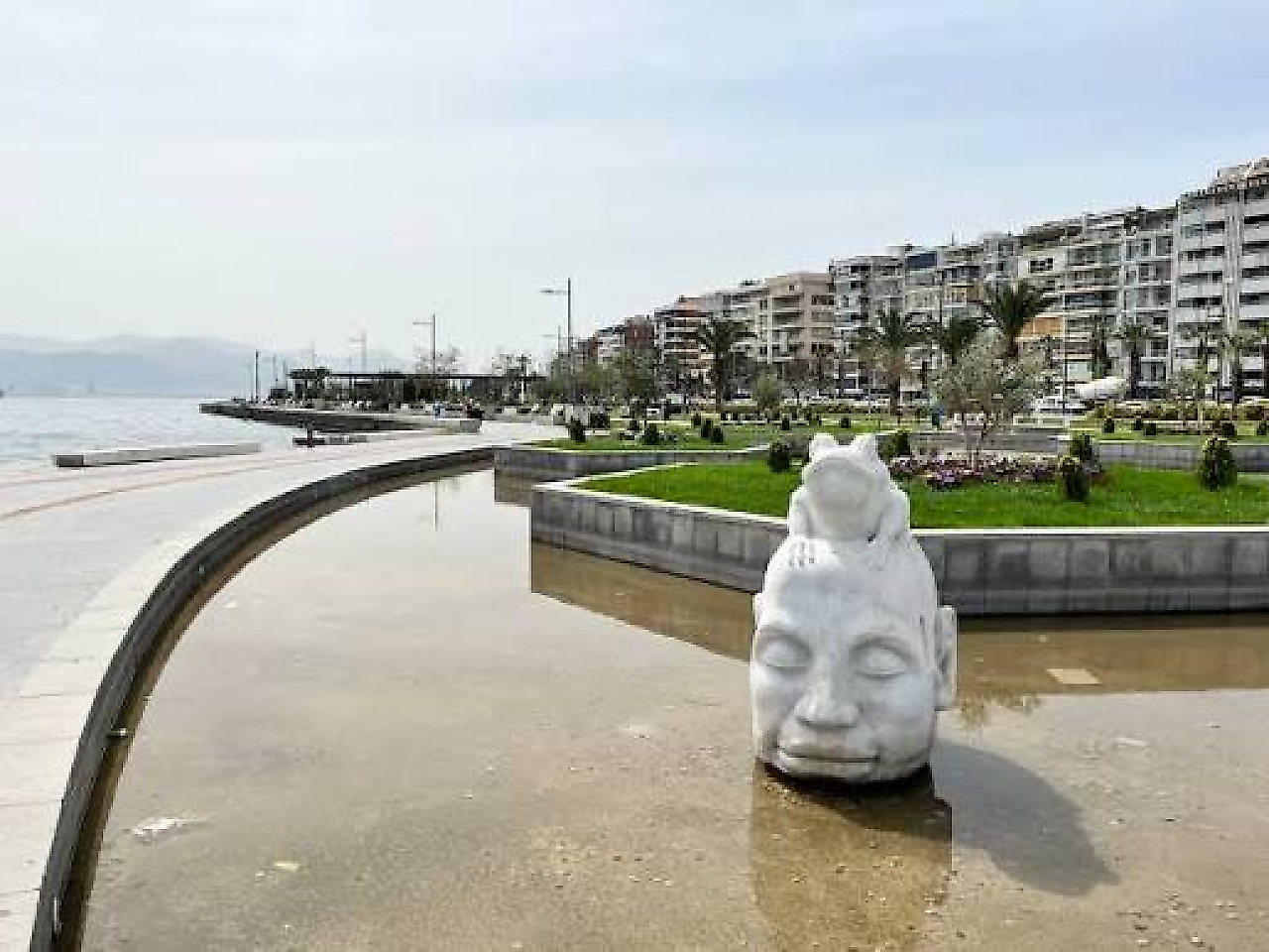 Karşıyaka Sahili Kamp Alanları: İzmir Körfezi Manzarası Eşliğinde Deniz Havası ve Doğa Keyfi