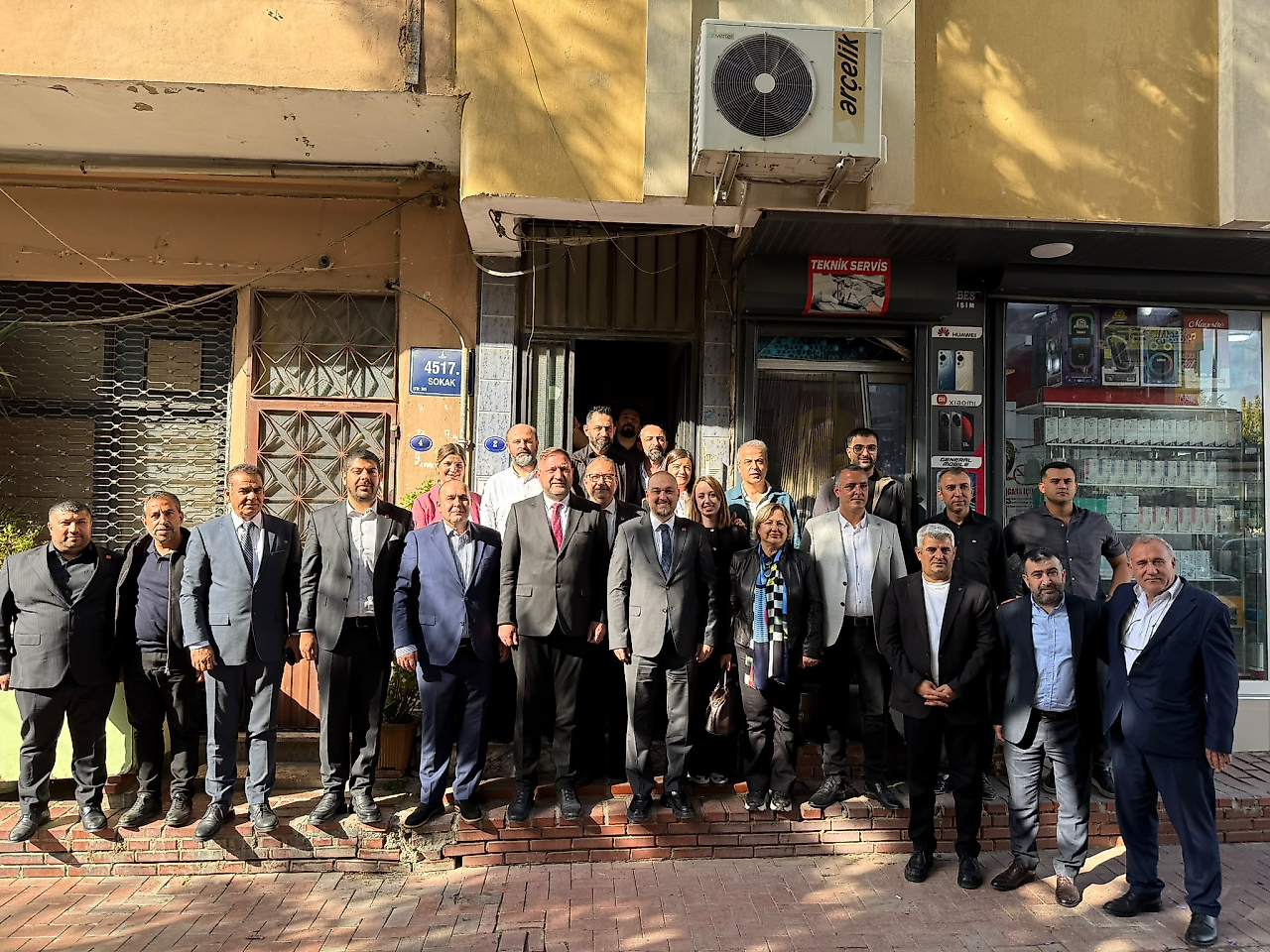 CHP İzmir İl Başkanı Gümrükçü Torbalı'da esnafın sorunlarını dinledi