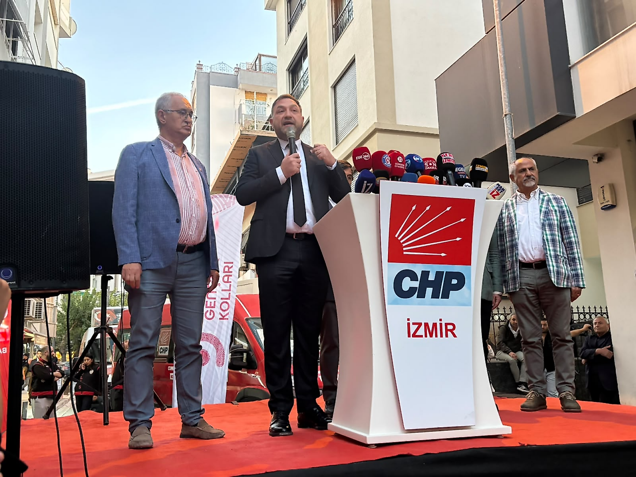 CHP İzmir'den Tugay'a sert tepki: 'Truva atında daha kimler var bilmiyoruz!'