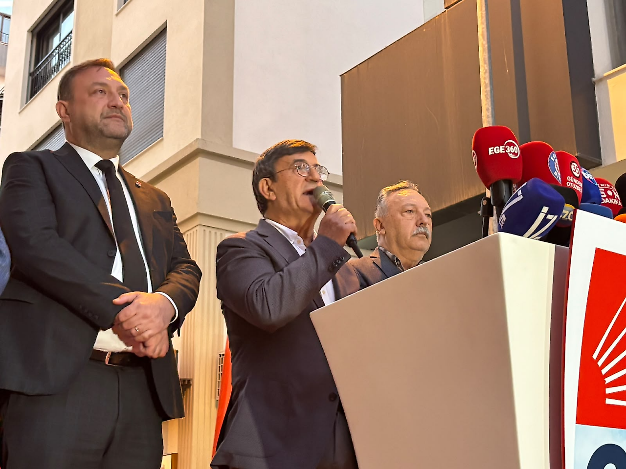 CHP İzmir'den Tugay'a sert tepki: 'Truva atında daha kimler var bilmiyoruz!'