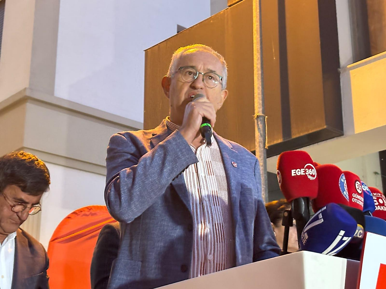 CHP İzmir'den Tugay'a sert tepki: 'Truva atında daha kimler var bilmiyoruz!'