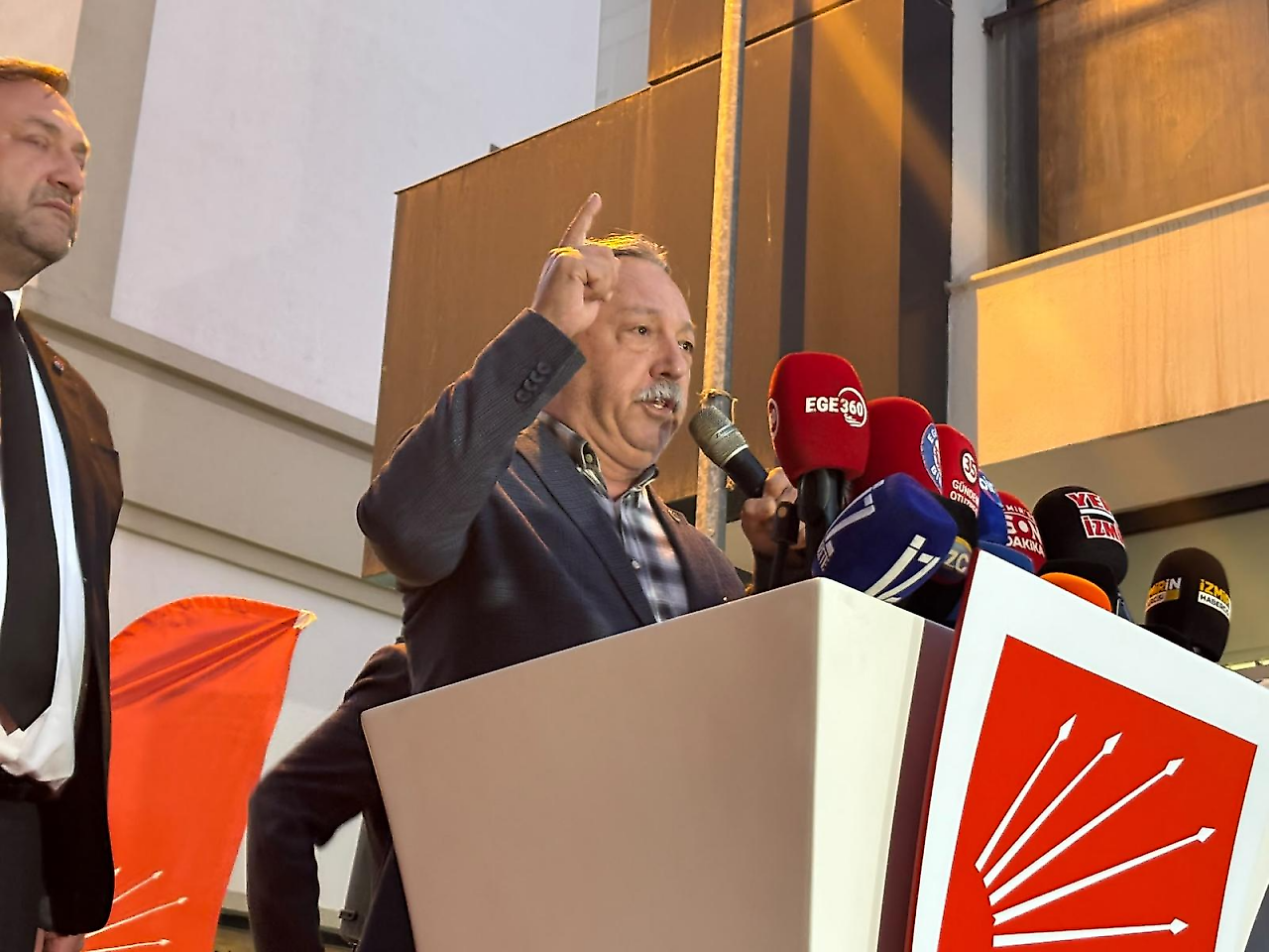 CHP İzmir'den Tugay'a sert tepki: 'Truva atında daha kimler var bilmiyoruz!'