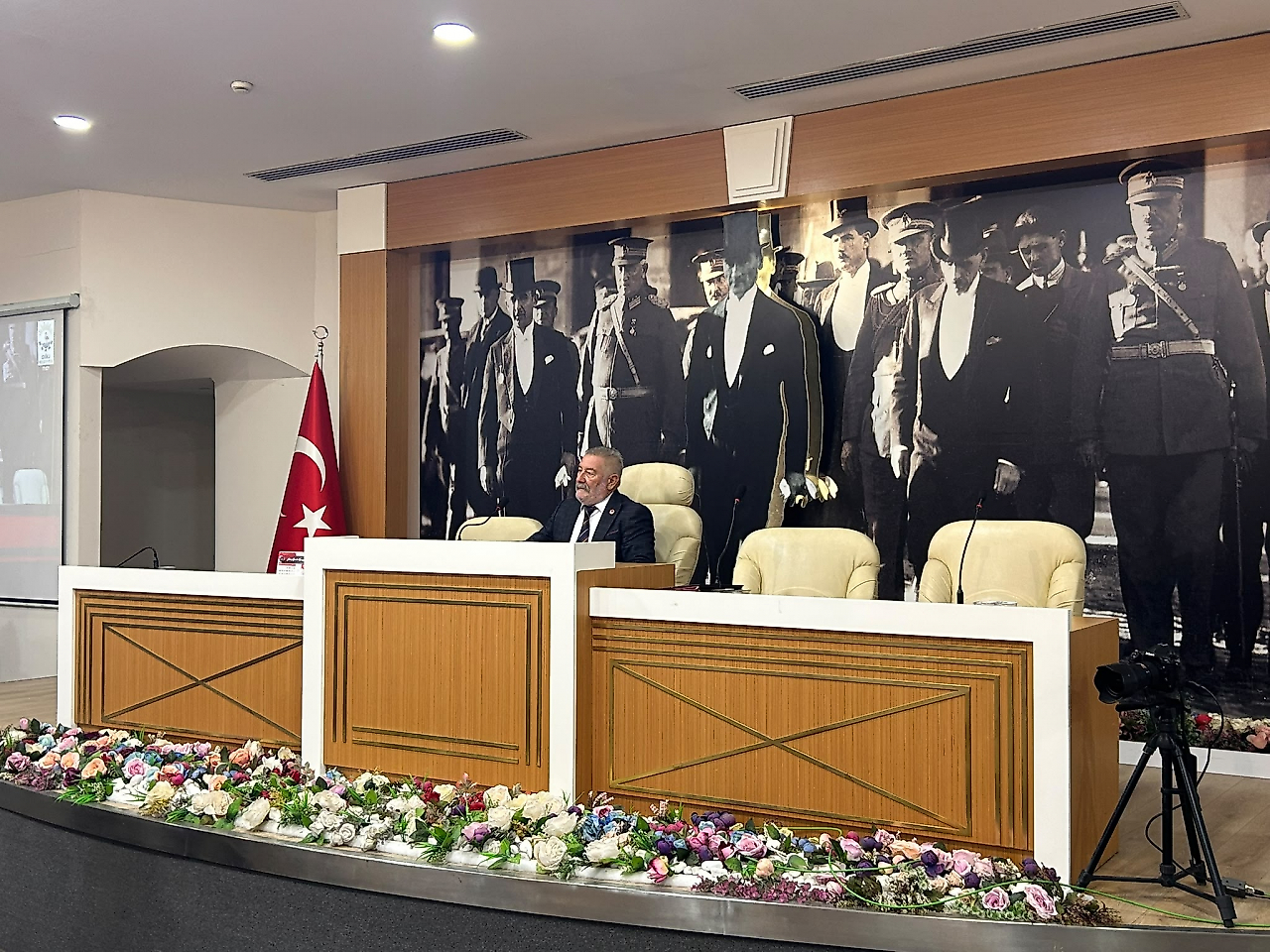 YENİ Parti'den Çiğli'de protesto: Çoğunluk sağlanamadı, meclis ertelendi!