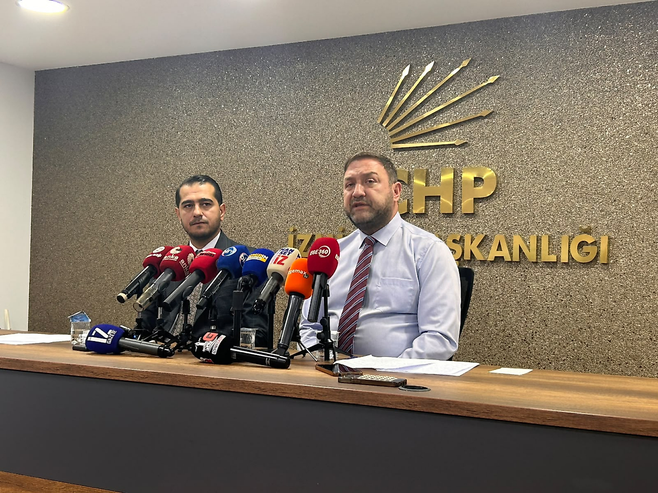 Gümrükçü 'Bir kuzey planı işliyor!' diyerek Yıldız'ı sert eleştirdi: 'Annesinin çeyiz sandığını alıp gider gibi AK Parti'ye geçti!' CHP İzmir İl Başkanı Utku Gümrükçü, Çiğli Belediye Başkanı Onur Emrah Yıldız'ın AK Parti'ye geçişine sert tepki göstererek 'Bir kuzey planı işliyor' dedi. CHP İzmir İl Koordinatörü Uygar Yıldırım ise Yıldız'ın adaylık sürecine ilişkin Erkan Akar'ı hedef alarak, 'Bugün 61 bin seçmenin oy verdiği Çiğli Belediye Başkanı Onur Emrah Yıldız hepimizin oylarını satıp kendisini AK Parti'ye teslim etti' ifadelerini kullandı. Şilan KOCADAĞ/İzmir Gaste- CHP İzmir İl Başkanı Utku Gümrükçü, il başkanlığında belediye başkanlarının transferleri ve parti değiştirmeleriyle ilgili basın açıklaması gerçekleştirdi. Yıldırım: Erkan Akar sağda solda 'benim kankam' diye geziyordu! CHP İzmir İl Koordinatörü Uygar Yıldırım Çiğli Belediye Başkanı Onur Emrah Yıldız'ın aday adaylığı sürecinde dönemin CHP Çiğli İlçe Başkanı Erkan Akar'ı hedef alarak açıklamalarda bulundu. Yıldırım, 'Cumhuriyet Halk Partisi'nin o dönem ilçe başkanı Erkan Akar, sağda solda 'Benim kankam' diye geziyordu ve bu geçme süreci 6 aydır konuşulurken hiç kimse ses çıkartmıyor. Kendi getirdiği aday 6 aydır konuşulurken 'Hayır öyle bir şey yok' diyordu. 2024 yerel seçimlerinde aday olduk. O dönem Çiğli Belediye başkanımız Utku Gümrükçü'ydü. Utku Gümrükçü'yle adaylık sürecinde görüşmüş, aday olacağımı söylemiştim. Yerel seçim sürecinin başlamasıyla Cumhuriyet Halk Partisi'nin MYK'sı, PM'si bir karar verdi ve Cumhuriyet Halk Partisi bizi İzmir Çiğli Belediye Başkan Adayı olarak açıkladı' dedi. Akar'a tepki: Hangi pazarlıklarla benim adaylığımı gasp ettin? Dönemin Cumhuriyet Halk Partisi Çiğli İlçe Başkanı Erkan Akar'ın birtakım kişileri getirip Çiğli İlçe binasının önünde 'Tik Tok'çu aday', 'Madde bağımlısı', 'Çocuk aday' diyerek kendisine siyasi itibarsızlaştırma suikastı yaptığını söyleyen Yıldırım, 'Ben çocuk aday olmaktan utanmıyorum. Peki, senin getirdiğin aday bugün altın çocuk olarak gittiği yerde pazarlanmaktan utanmıyor mu? Şimdi buradan o arkadaşa soruyorum, o dönem ilçe başkanı olan arkadaşa: Benim adaylığımı değiştirirken hangi saiklerle, ne pazarlıklar yaparak benim adaylığımı gasp edip bu arkadaşı getirdiniz? Ve bu arkadaş gelirken, AKP'li bir truva atı olarak geleceğini biliyor muydunuz? Baraj altında kaldığı süreçlerde bile Cumhuriyet Halk Partisi, Çiğli'de kazanmıştı. Ama bugün 61 bin seçmenin oy verdiği Çiğli Belediye Başkanı Onur Emrah Yıldız hepimizin oylarını satıp kendisini AKP'ye teslim etti. O koltuktan istifa edeceksin. Her gün bunu söylemeye devam edeceğim' ifadelerini kullandı. Gümrükçü: Annesinin çeyiz sandığını alıp gider gibi AK Parti'ye geçti! CHP İzmir İl Başkanı Utku Gümrükçü, '1999'dan beri Cumhuriyet Halk Partisi'nin yıkılmaz kalesi dediğimiz, her seçimde partili arkadaşlarımızla birlikte emek verdiğimiz, taş üstüne taş koyduğumuz İzmir'de, 27 yıldır Cumhuriyet Halk Partisi tarafından yönetilen bir kentten bahsediyoruz. Maalesef arkadaşımız, annesinin çeyiz sandığını alıp gider gibi, Cumhuriyet Halk Partisi'ne verilmiş oyları da alıp 25 senedir mücadele ettiğimiz, İzmir'e ters baktığını, yanlış baktığını ve muhalif baktığını düşündüğümüz bir siyasi partiye geçti. Kendisi için üzülmüyoruz ama verdiğimiz emekler için üzülüyoruz' dedi. 'Çiğli'nin CHP'li son belediye başkanı oldum' Gümrükçü 1999'da Cumhuriyet Halk Partisi'nin Türkiye'de yüzde 8,7 oy aldığını ve baraj altında kaldığını hatırlatarak, 'Genel seçimle yerel seçim aynı gün yapılmıştı. İzmir o zaman 28 ilçeydi. İzmir'in 14-5 ilçesini Cumhuriyet Halk Partisi kazandı. Bunlardan bir tanesi Çiğli'ydi. Son 25 yıl, 99'dan sonraki bugüne kadar hep gönlümde, aklımda Çiğli vardı. Ama Çiğli sadece bir kent olarak değil Cumhuriyet Halk Partisi'ne olan bağlılığıyla, Atatürk'e olan bağlılığıyla da gönlümü kazanıyordu. 2019'da 76 bin oy aldım ben Çiğli'de belediye başkanı adayı olarak. Ama bir gün bu oy benim şahsi oyumdur, kendime alınmıştır demedim. Yüzde 62 oyla Çiğli tarihinin en yüksek oyla seçilmiş belediye başkanıyım. Ve bugün maalesef ki sıfatlarıma yeni bir tanesi eklendi o da Çiğli'nin son Cumhuriyet Halk Partili başkanı olma sıfatı. Bundan çok üzülüyorum' ifadelerini kullandı. 'Utku Gümrükçü'nün ayak izini Arap sabunuyla da yıkasan çıkaramazsın' 'Çiğli'nin her sokağında alın terimiz var' diyen Gümrükçü, 'Dün gördüm, binayı temizliyorlarmış. Bana manidar geldi. Ama düşündüm içimden Utku Gümrükçü'nün ayak izini, bütün sokakları Arap sabunuyla da yıkasan nasıl oradan çıkaracaksın? Cumhuriyet Halk Partisi'nin emeğini nasıl oradan kazıyacaksın? İşten çıkardığın ya da çıkaracağın o belediye emekçisinin alın terini nasıl o sokaklardan kazıyacaksın? Böyle bir hayalet gibi peşinden seni takip eder. Hangi sokağa gitsen, hangi kahveye gitsen, hangi esnafa baksan, yüzüne baktığında Cumhuriyet Halk Partililerin yüzünü göreceksin. Çok acı bizim için. O kadar yıllık emek, her seçimde arttırılmış oylar...' şeklinde konuştu. 'Partiye emek vermemiş bir ismi aday yaptılar!' Gümrükçü değişim süreciyle ilgili, 'Utku Gümrükçü kurultayda Kemal Kılıçdaroğlu'nu destekledi değiştirelim. Tunç Soyer kurultayda Kemal Kılıçdaroğlu'nu destekledi değiştirelim. Değiştirdiniz. Önce Uygar'ı getirdiniz 5 gün sonra Uygar'ı da değiştirdiniz. Uygar'ın yaşı genç, kendisi sanatçı, ruhu da öyledir. Partililer istemedi, partililer zaten kendi adaylarını istiyor. Dönemin ilçe başkanı ve dönemin etkili, hala da etkili milletvekilleri, ulaştıysanız cevap verdiğini zannetmiyorum. Ama biz bu sorunun takipçisi olacağız, kimse merak etmesin. Araya girdiler. Hayatında belediye başkanı olmadan önce kendi beyanıyla sadece bir kez Cumhuriyet Halk Partisi'nin kongresine katılmış bir arkadaşı, bir kez! Üniversite okurken bile CHP'ye üye olmamış bir arkadaşı, üyeliği istifasıyla beraber yapılmış bir arkadaşı, geçmişte sınanmamış, kavganın içinde, mücadelenin içinde olmamış, partiye emek vermemiş bir arkadaşı çeşitli aracılarla, çeşitli saiklerle 'O olmasın, bu olmasın' diyerek başka bazı motivasyonlarla, belki Su İdaresindeki ilişkilerden, belki başka ilişkilerden, 'Arkasında referanslar şunlar' dedikleri, ama bugün o referanslardan hiçbirinin sesini duyamadığımız, itirazını duyamadığımız süreçle aday yaptılar' açıklamasını yaptı. 'İzmir'deki 1,5 milyon oyun hesabını kim verecek?' Gümrükçü açıklamasının devamında, 'Geldiğimiz noktada İçişleri Bakanı olur dedikleri arkadaşlar içeride, kefilim dediği arkadaşlar parti değiştirmiş. 25 senedir muhalefet olduğumuz İzmir duruşuyla karşı çıktığınız, Türkiye'de demokrasiyi zedelediğini iddia ettiğimiz, parlamenter sistemin sorununu getirdiğini düşündüğünüz, Atatürk ilkeleriyle çelişkisi olduğunu öne sürdüğünüz, muhalefetiz, karşıtız, o karşıtlığın en büyük, en güçlü partisi biziz dediğimiz sokakta her gün, bizi o partinin aparatı olmakla suçladığınız partiye geçerse, bunun bedelini kim ödeyecek? Ama gelip gizli gizli görüşmeyi biliyordunuz başkanlık makamında 'Benim dostum, arkadaşım' demeyi biliyordunuz 'Beraber aday olduk, aynı ekipteyiz, ekip arkadaşıyız, Ankara'da aynı isimlerle siyaset yapıyoruz' demeyi biliyordunuz. Bunun hesabını kim verecek? İzmir'deki 1,5 milyon oyun mağduriyetinin hesabını kim verecek? Bunun hesabının sorulması gerekir. Sorumluların hesap vermesi gerekir' ifadelerine yer verdi. 'Bir kuzey planı işliyor!' Menemen ve Aliağa ilçesinde zamanında yaşanan değişimleri vurgulayan Gümrükçü, 'Menemen'i, Aliağa'yı o gün verenler elleriyle Adalet ve Kalkınma Partisi'ne, Milliyetçi Hareket Partisi'ne teslim edenler, kazanacak adayı değil kaybedecek adayı aday gösterenler ve onların gösterdiği adaylar, Foça gitti, Çiğli gitti, Adalet ve Kalkınma Partisi İzmir'de kuzeyde çok önemli bir kale kazandı kendiliğinden. Farkına varın, bunu görün. Bir kuzey planı işliyor. Acaba geçecek diğer belediye başkanları da kuzeyden mi olacak diye insan sormadan edemiyor. Sayenizde ilk defa tarihte İzmir kalesinde gedik açıldı. Adalet ve Kalkınma Partisi'nin İzmir'de ilk defa bir merkez ilçe belediyesi var. Bu öyle kapının önünde açıklama yaparak geçiştirilebilecek bir konu değil' dedi. 'Şerden belki hayır çıkar ve Harmandalı çöpünü taşırlar' Siyasetin kolay tarafının bittiğini söyleyen Gümrükçü, 'Bundan sonra zor tarafı başlıyor. Herkes aklını başına alsın. Artık golf oynanmıyor İzmir'de. Amerikan futbolu oynanıyor. Zor dönemlerin başlangıcı İzmir için. Umarız söz verdikleri gibi milyonlarca lira yatırım gelirler, getirirler. Umarız İzmir Körfezi'ni bir çırpıda temizlerler. Umarız Çiğli'nin 25 yıldır kanayan yarası Harmandalı çöpünü taşırlar, yollarını asfaltlarlar, bir faydaları dokunur inşallah. Şerden belki hayır çıkar. Biz o alın terini, emeği kimseye yedirmeyiz. İki elimiz yakalarında. Yaptıklarının hatasını içlerinde acıyarak yaşayacaklar' şeklinde konuştu. Tugay ile Gümrükçü görüştü mü? Basın mensuplarının 'Cemil Tugay ile iletişime geçtiniz mi ya da geri dönüş alabildiniz mı?' sorusuna yanıt veren Gümrükçü, 'Geri dönüş yok. Zaten artık gazeteler yazmaya başladı. İnşallah gazeteciler yanlış yazıyordur. Nerede patlayacağı, kimin kolunu bacağını etkileyeceği belli olmayan bir yolda yürüyoruz. 'Geçmez' denenler geçer. Öyle şeyler yaşıyoruz. 'Kaldı' denenler de gidebilir. Fakat biz il örgütü olarak her belediyeyi nasıl yeniden kazanırız diye çalışma yapıyoruz. Yani bakış açımız eldekini korumak değil. Bakış açımız İzmir'de büyükşehiri ve ilçeleri yeniden kazanmak' açıklamasını yaptı.