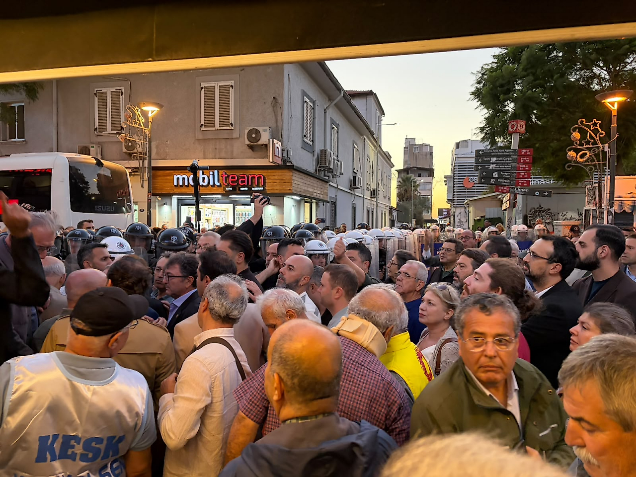 İzmir'de Tugay'ın AK Parti'ye geçeceği iddiasına tepki: 'Seçmen iradesi pazarlık konusu yapılamaz'