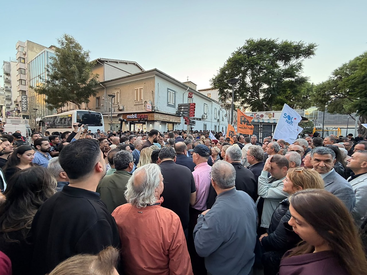 İzmir'de Tugay'ın AK Parti'ye geçeceği iddiasına tepki: 'Seçmen iradesi pazarlık konusu yapılamaz'