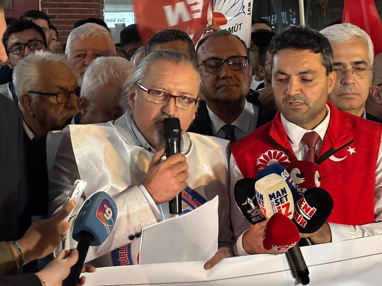 İzmirlilerden Cemil Tugay'a çağrı: 'AK Parti'den aday olsaydın seçilecek miydin?'