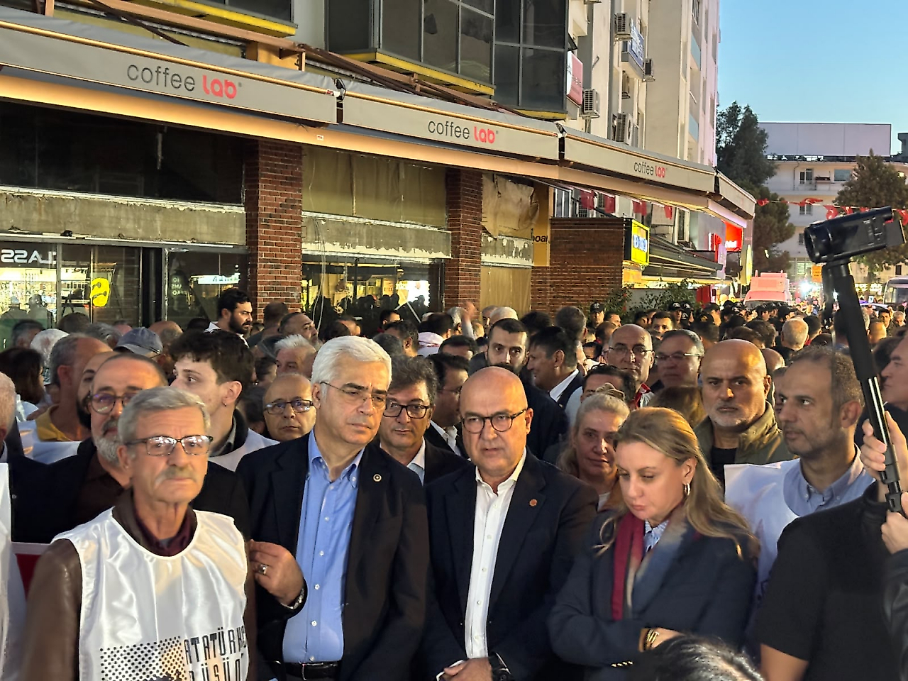 İzmirlilerden Cemil Tugay'a çağrı: 'AK Parti'den aday olsaydın seçilecek miydin?'