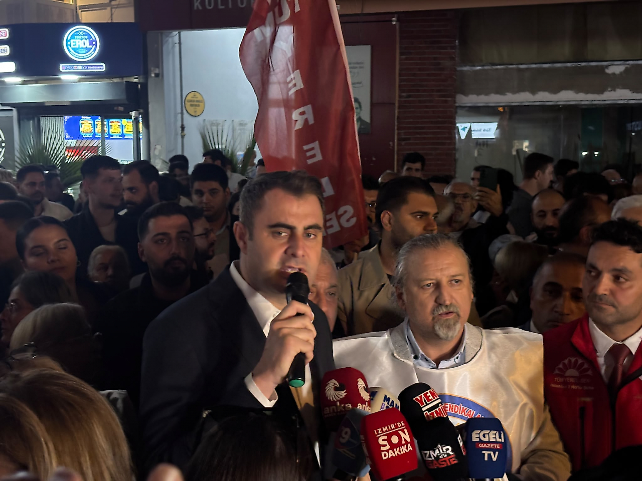 İzmirlilerden Cemil Tugay'a çağrı: 'AK Parti'den aday olsaydın seçilecek miydin?'