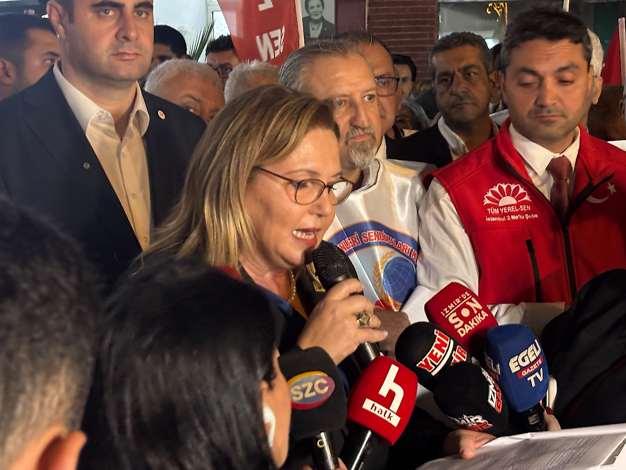 İzmirlilerden Cemil Tugay'a çağrı: 'AK Parti'den aday olsaydın seçilecek miydin?'