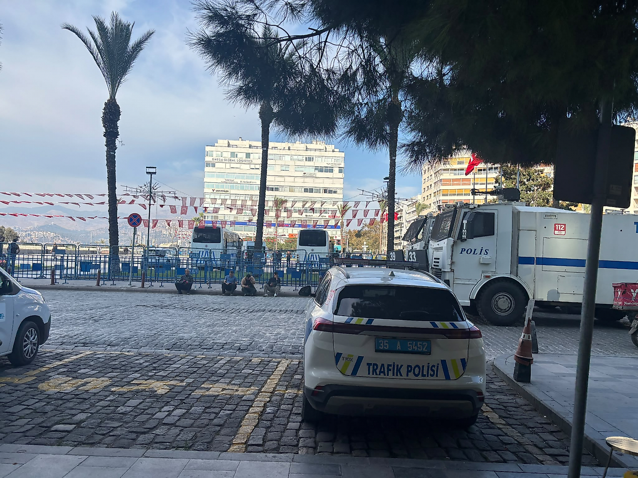 İzmir'de Tugay protestosu: Cumhuriyet Meydanı'nda 10 TOMA!