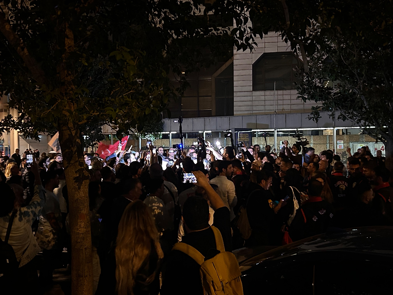 Tugay'ın AK Parti'ye geçişi İzmir'i sokağa döktü: Özkan'dan 'omurgasız' çıkışı!