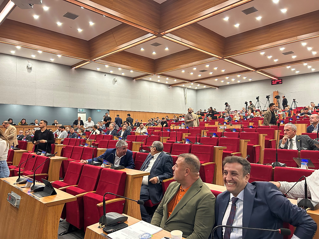 Yeni parti grubu meclisi terk etti: İzBB meclisi açılmadan kapandı!