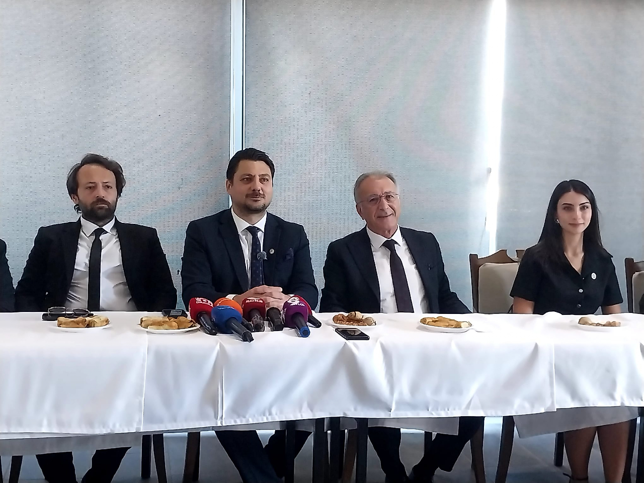 İzmir Barosu'nda yeni dönem başladı: Cumhuriyetçi başkan mazbatasını aldı!