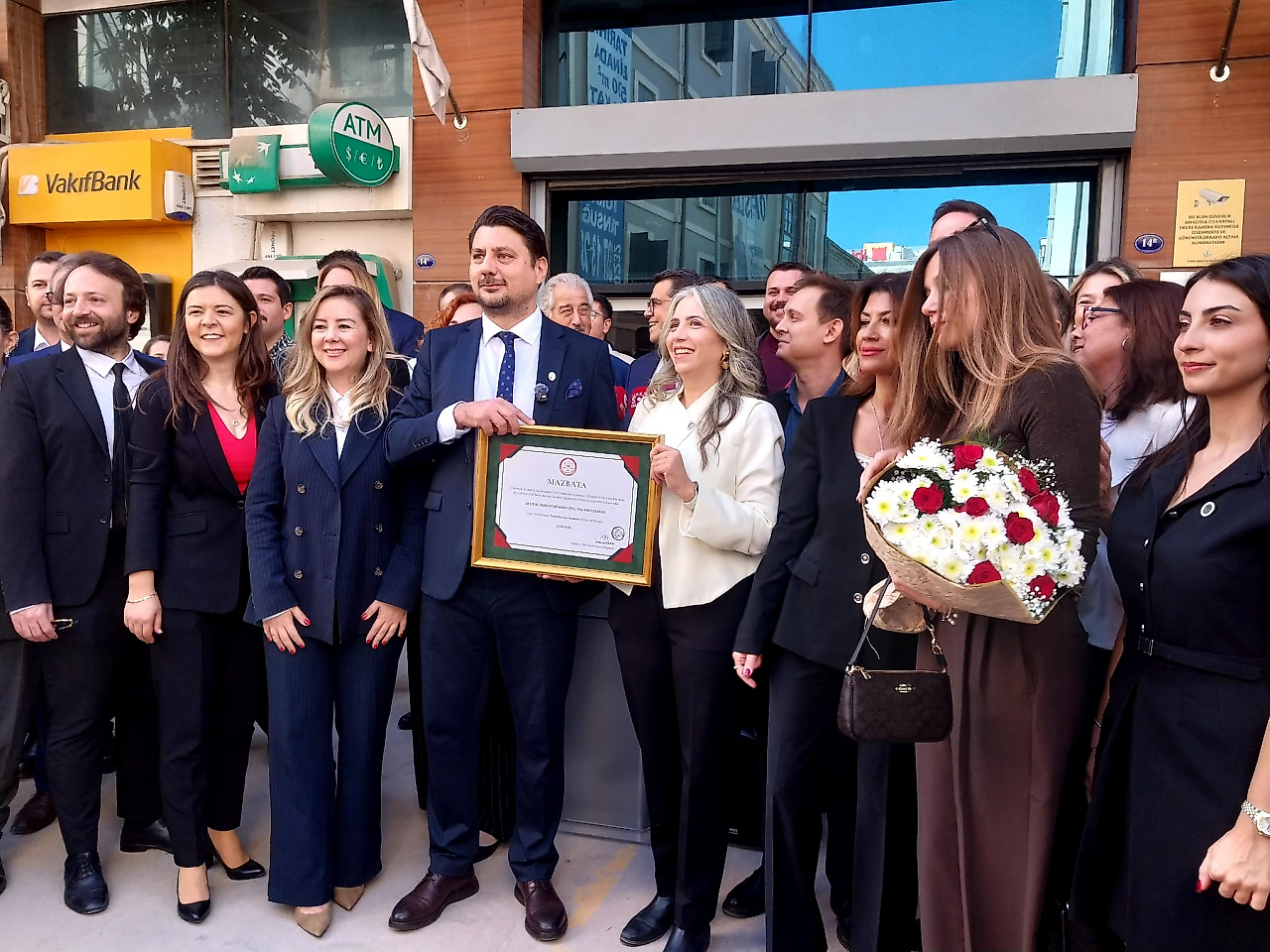 İzmir Barosu'nda yeni dönem başladı: Cumhuriyetçi başkan mazbatasını aldı!