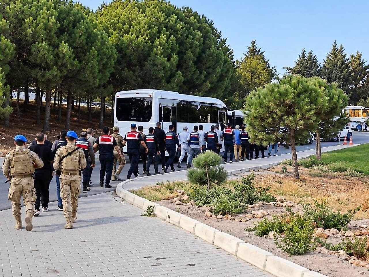 Çeşme Belediyesi'ne rüşvet operasyonu: Başkan yardımcısının da aralarında bulunduğu 12 şüpheli adliyede