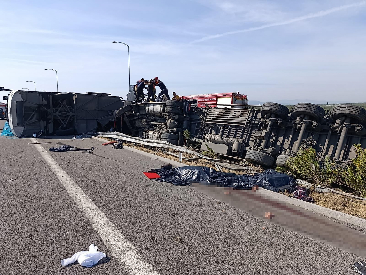 Manisa'da feci kaza: TIR ile yolcu otobüsü çarpıştı, 11 kişi hayatını kaybetti