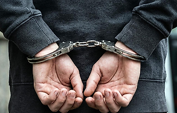 17 yaşındaki alkollü sürücü biri polis 3 kişiyi vurdu