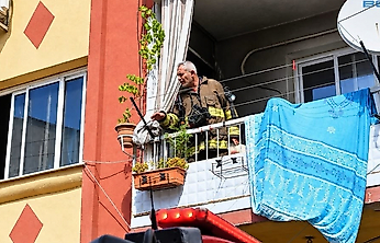 Bayraklı'da ev yangını: 1'i çocuk 2 kişi dumandan etkilendi