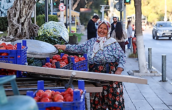 Buca'da 64 yaşındaki Mesude teyze torunları için üretiyor