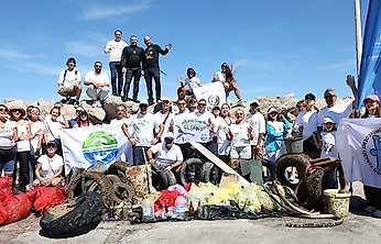 Çeşme kıyılarından 1,5 ton atık çıkarıldı