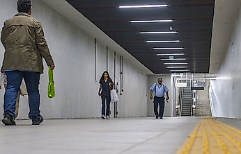 Dokuz Eylül Üniversite Hastanesi'ne gideceklere müjde: İzmir metrodan kesintisiz yaya tüneli açıldı