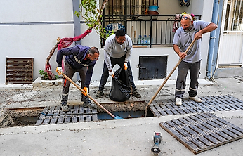 Gaziemir'de sel ve taşkın riskine karşı mazgallar temizleniyor