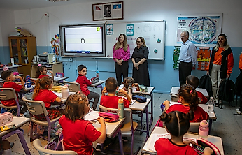 Güzelbahçe Belediyesi'nden öğrencilere kırtasiye desteği