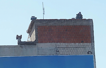 İzmir'de 10 katlı binanın çatısında tehlikeli çalışma