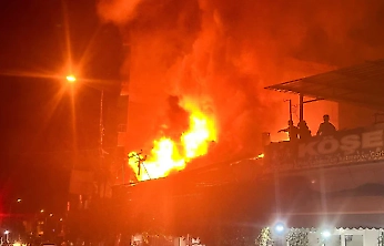 İzmir'de ekmek fırınında yangın: Çatı katı alevlere teslim oldu