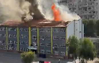 İzmir'de okul çatısında korkutan yangın: Ekiplerin müdahalesi sürüyor