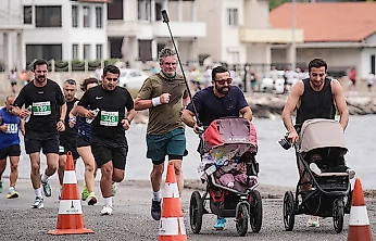 İzmir'de renkli görüntü: Baba-kız birlikte maraton koşuyor