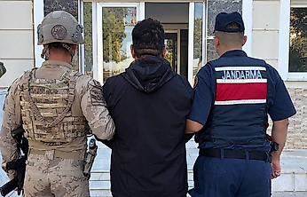 İzmir jandarması, firarileri arazide yakaladı