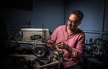 İzmir Menderes'te hurda dikiş makineleri sanat eserine dönüşüyor