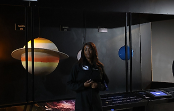 Karman hattını geçen astronot Aisha Bowe, Çiğli'de öğrencilerle buluştu